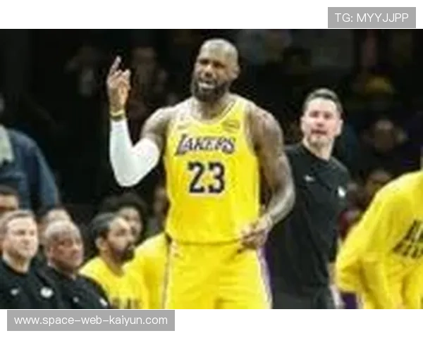 41岁45天！詹姆斯成NBA历史最老三双球员，超越卡尔-马龙纪录