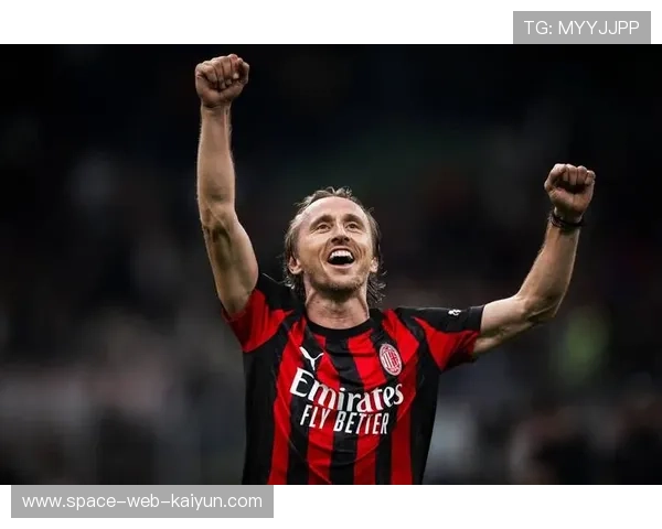 40岁莫德里奇跪地掩面瞬间，克罗地亚传奇诠释足球永恒