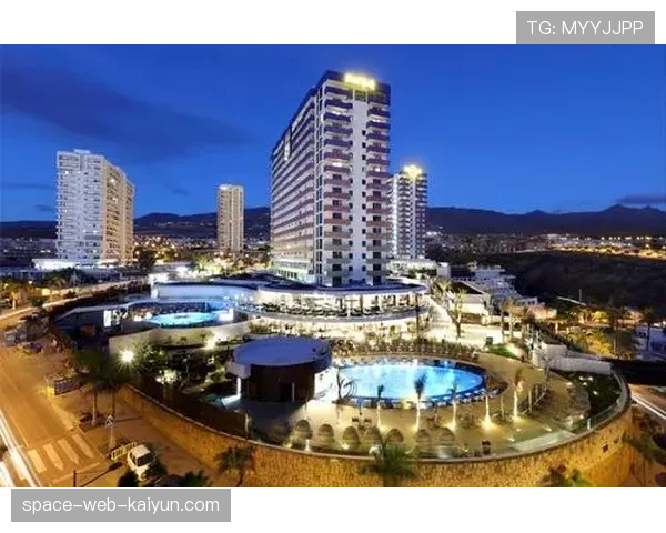 迈阿密硬石酒店新增大型拳击主题展览，吸引赛前游客